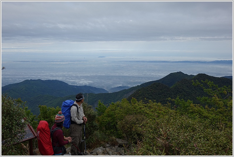 2015-04-12 07-13-57光明頂驚見85大樓和柴山.JPG